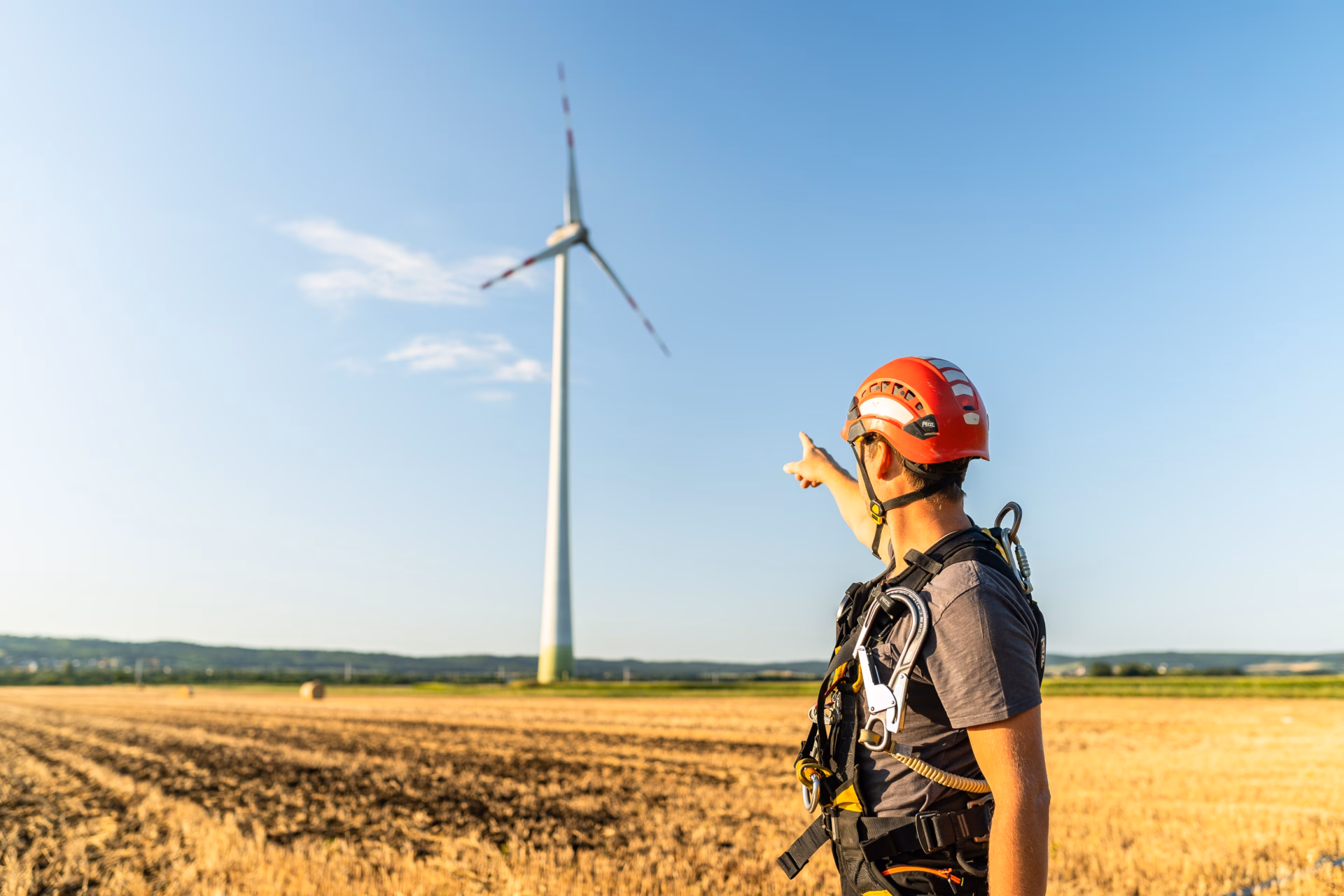 Ingenieur zeigt auf ein Windrad